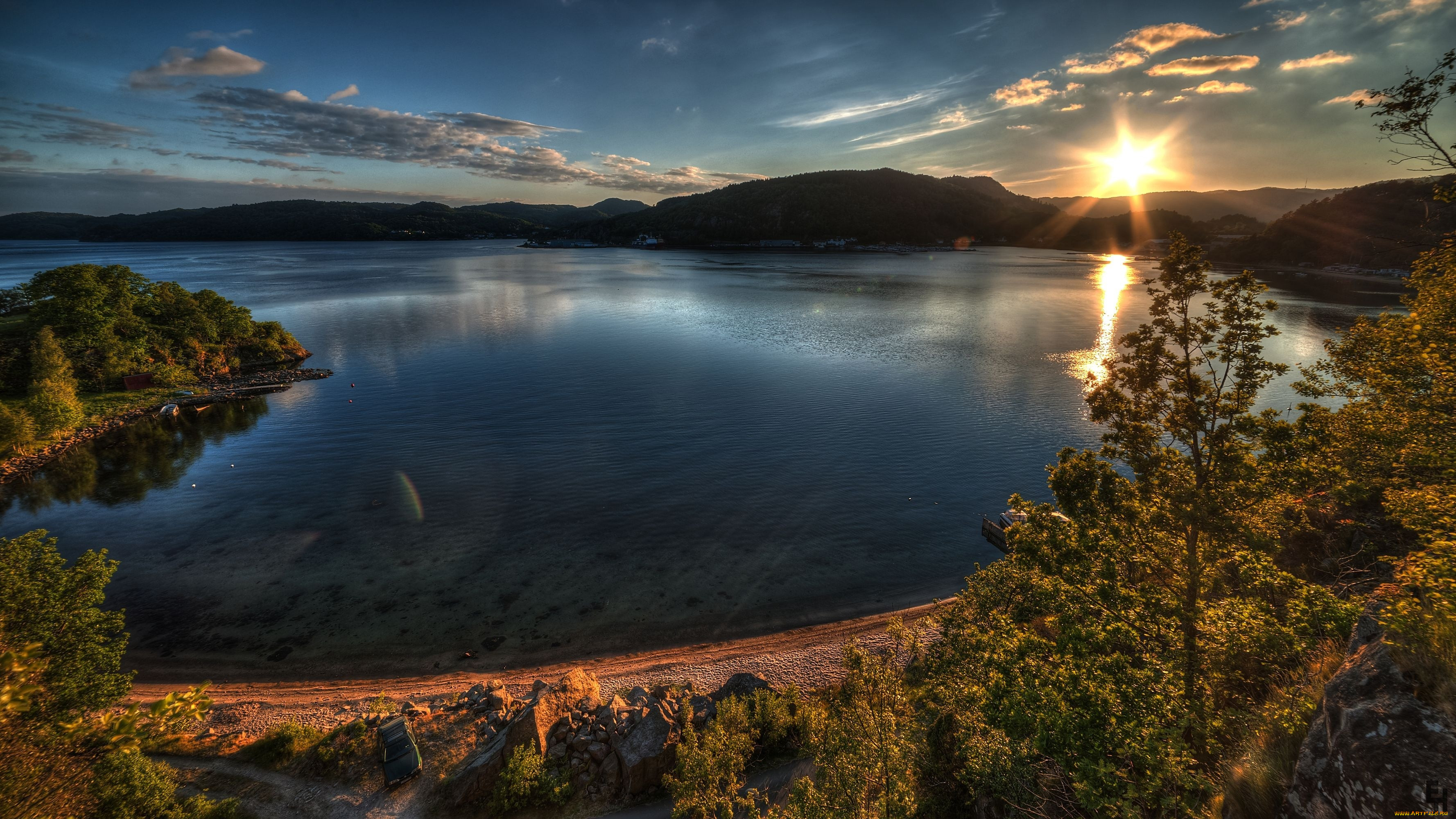 Картинки на обои. Озеро Тургояк. Красивый пейзаж. Спокойная природа. Спокойное озеро.